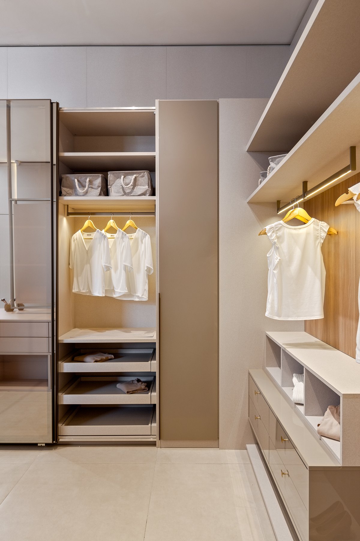 Closet planejado do showroom Casa Brasileira em Hortolândia
