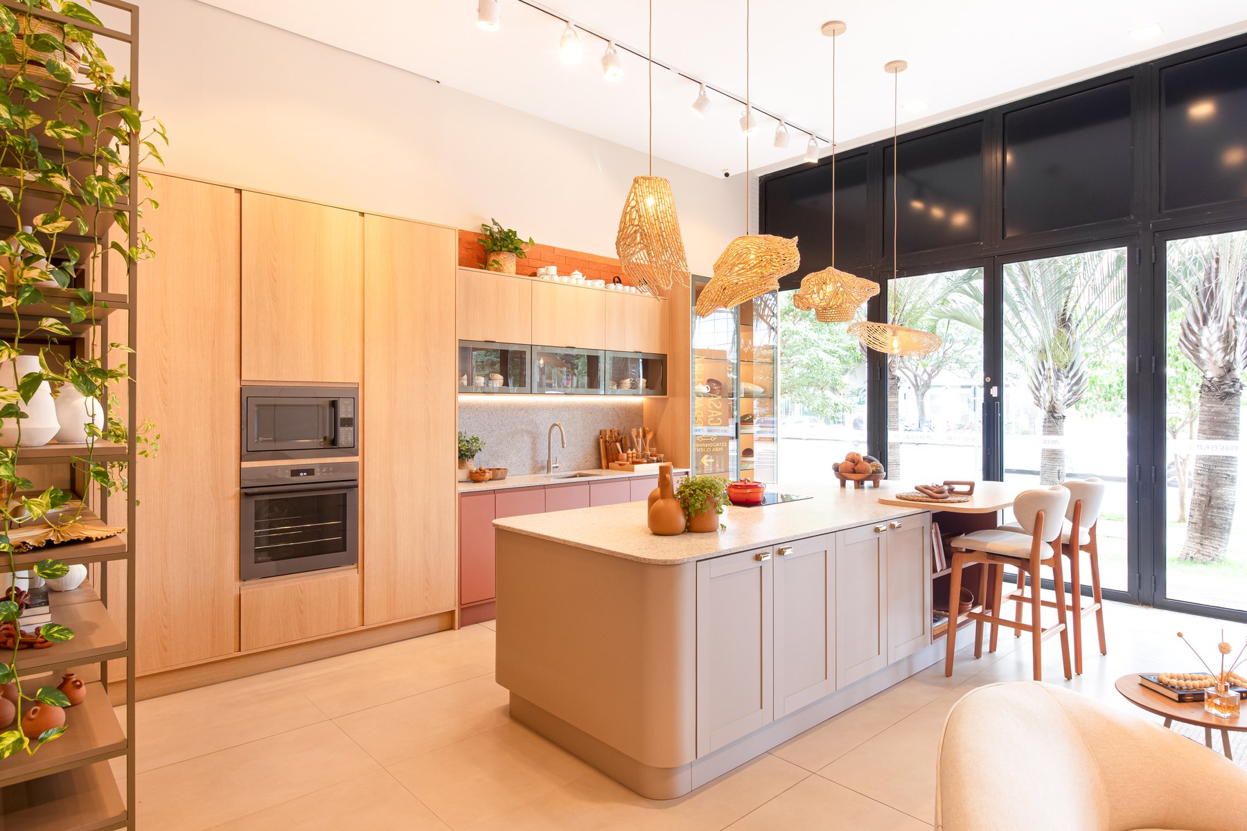 Cozinha planejada do showroom Casa Brasileira em Maringá