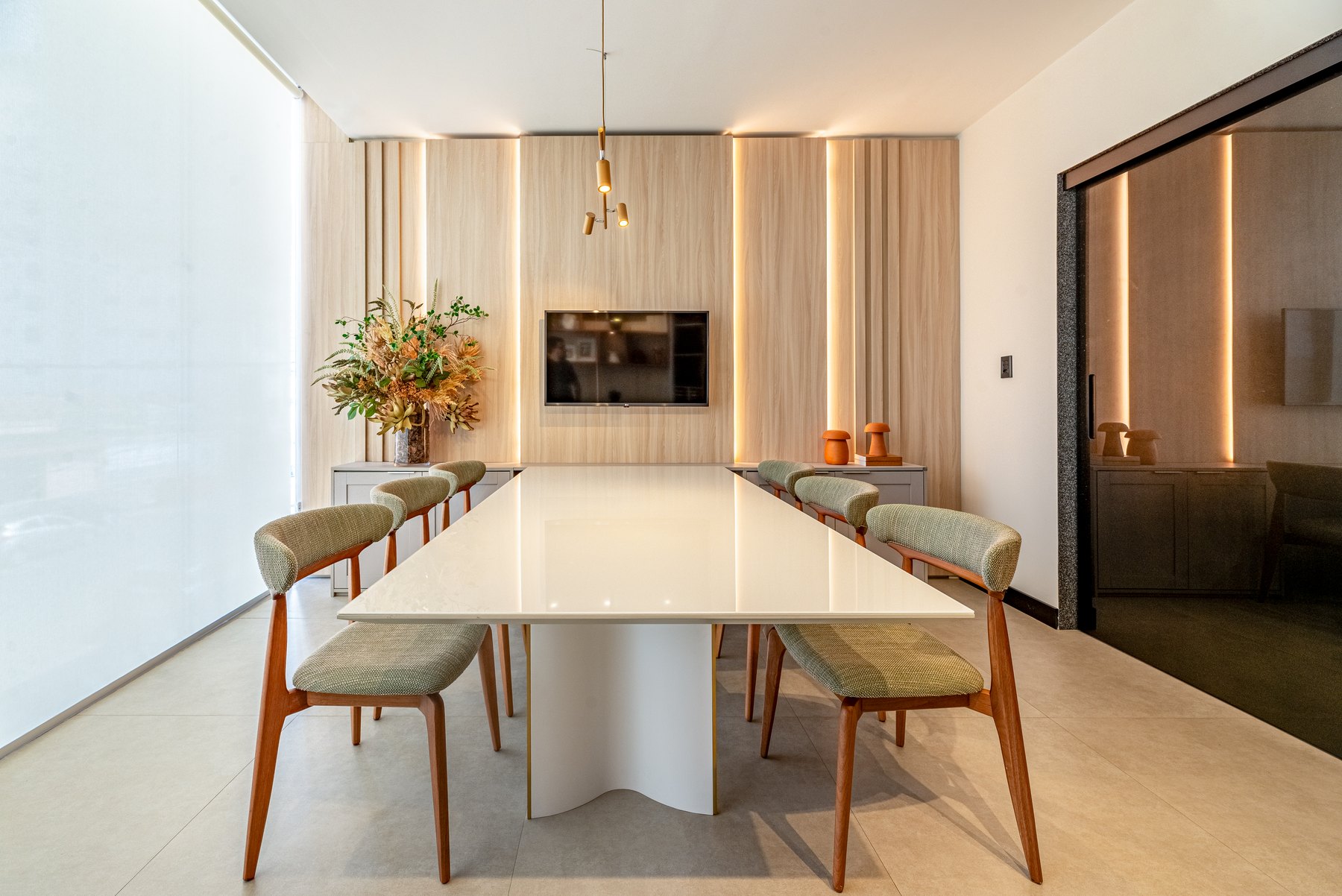 Home office e espaço de reunião planejado do showroom Casa Brasileira em Belém