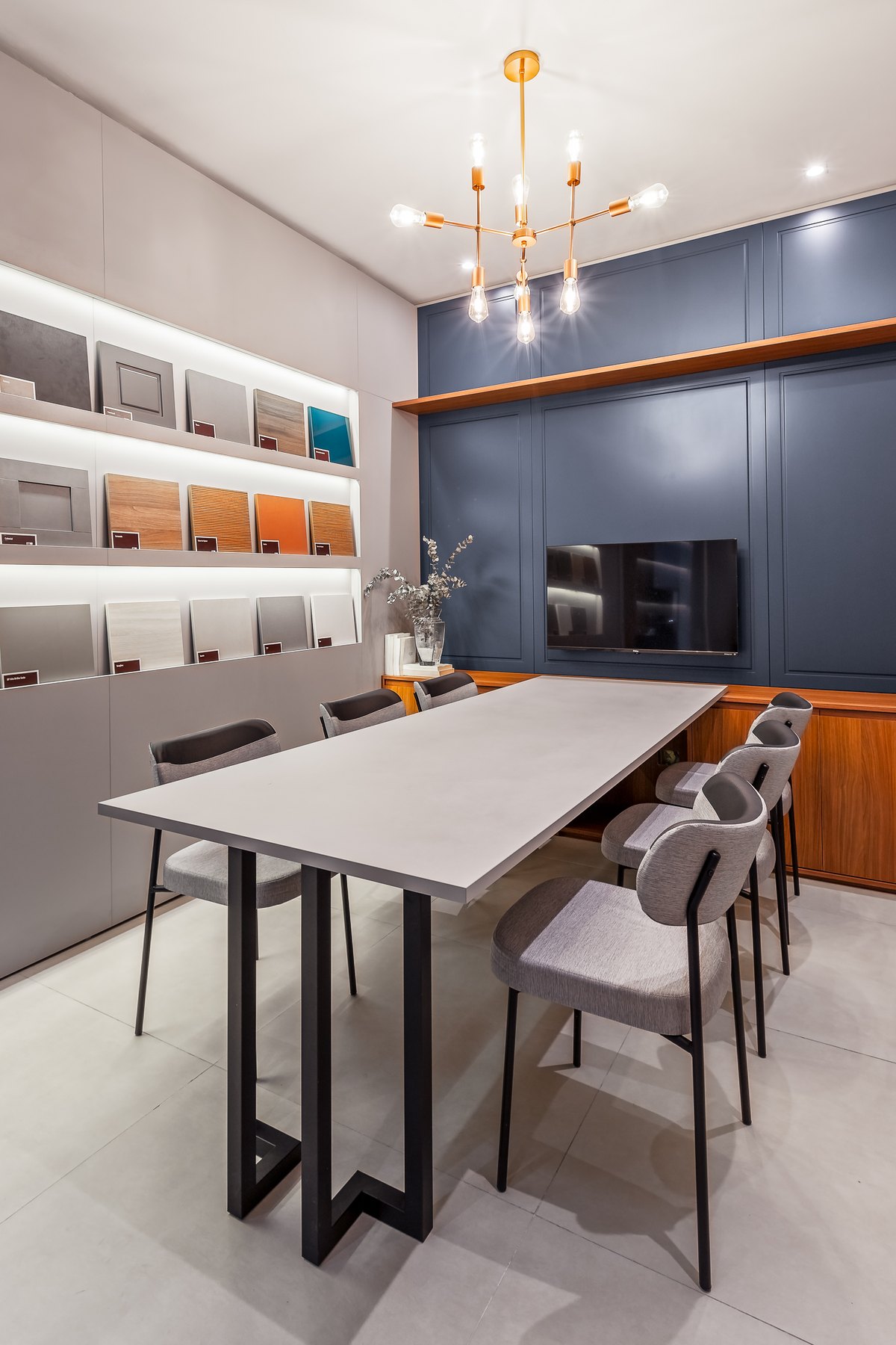 Espaço de trabalho planejado do showroom Casa Brasileira em Hortolândia