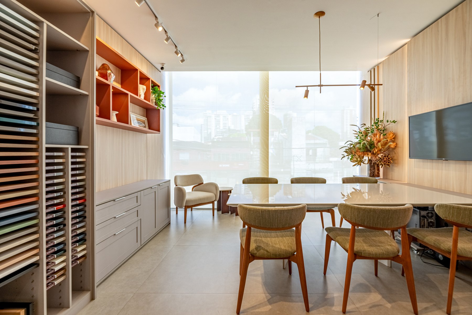 Ambientes integrados planejados do showroom Casa Brasileira em Belém